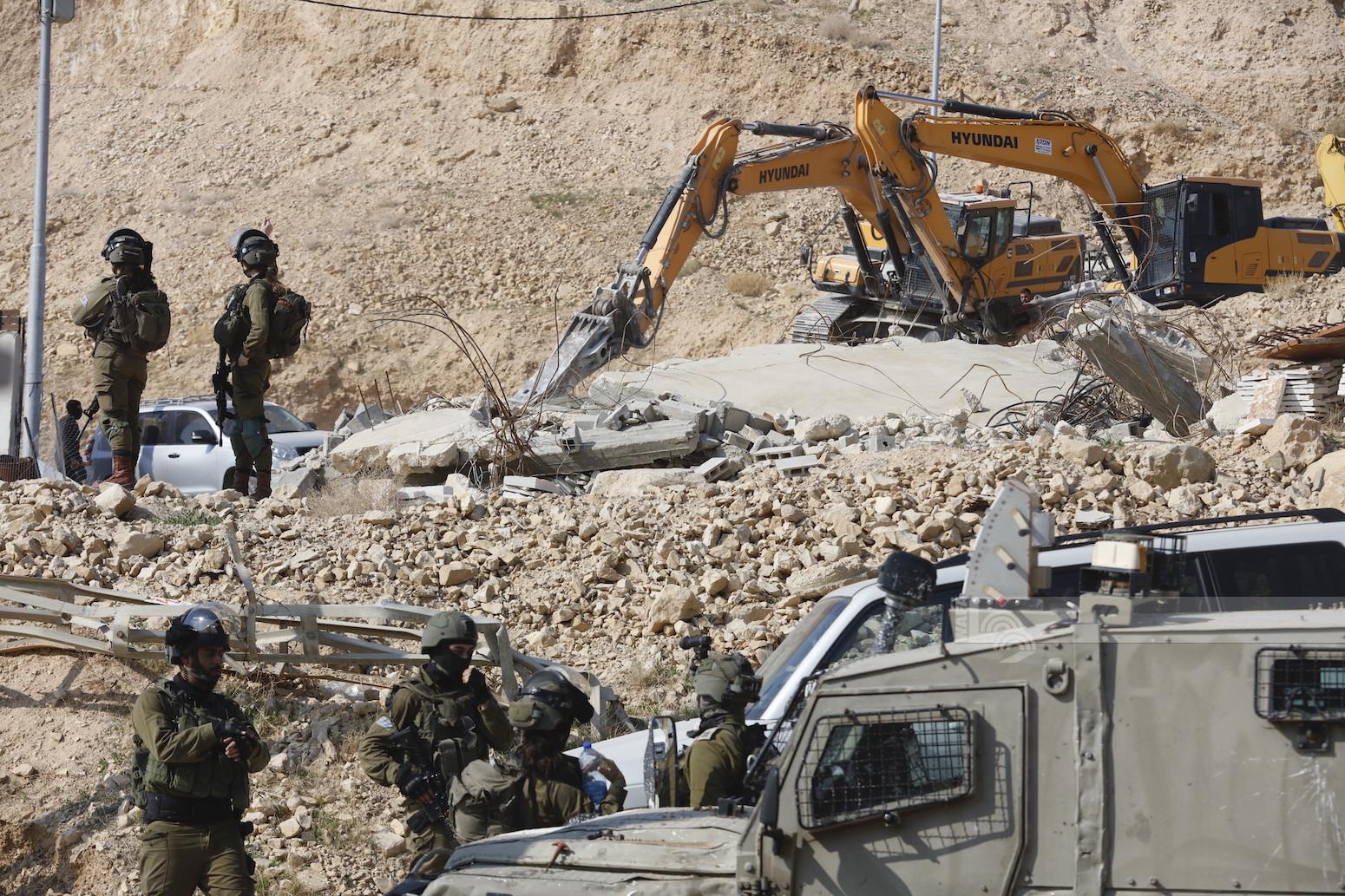 الاحتلال يمعن في هدم المنازل الفلسطينية. (تصوير وفا) 